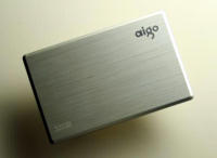 OTAS、aigoのカード型32GB USBメモリ